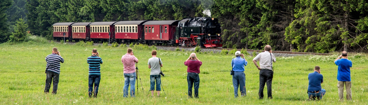 viele Fotografen fotografieren Dampflok